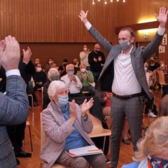 Letzter Triumph: Nach seiner Kür zum CDU-Direktkandidaten für die Bundestagswahl 2021 im vergangenen Oktober ließ sich Nikolas Löbel von Anhängern in Mannheim feiern. Im Anschluss an die Wahl gingen Löbel-Fans den anwesenden Reporter des "Mannheimer Morgen", Stefan Proetel, hart an.