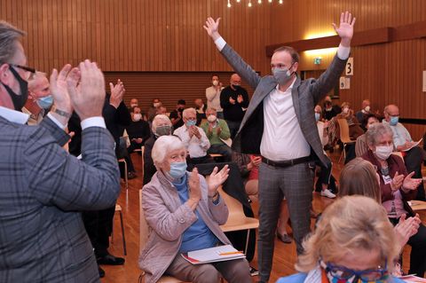 Letzter Triumph: Nach seiner Kür zum CDU-Direktkandidaten für die Bundestagswahl 2021 im vergangenen Oktober ließ sich Nikolas Löbel von Anhängern in Mannheim feiern. Im Anschluss an die Wahl gingen Löbel-Fans den anwesenden Reporter des "Mannheimer Morgen", Stefan Proetel, hart an.