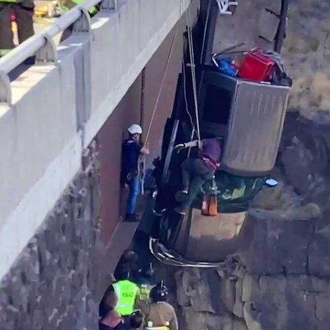 30 Meter über Schlucht: Paar und ihre Haustiere hängen in Auto von Brücke