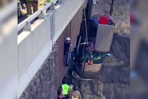 30 Meter über Schlucht: Paar und ihre Haustiere hängen in Auto von Brücke