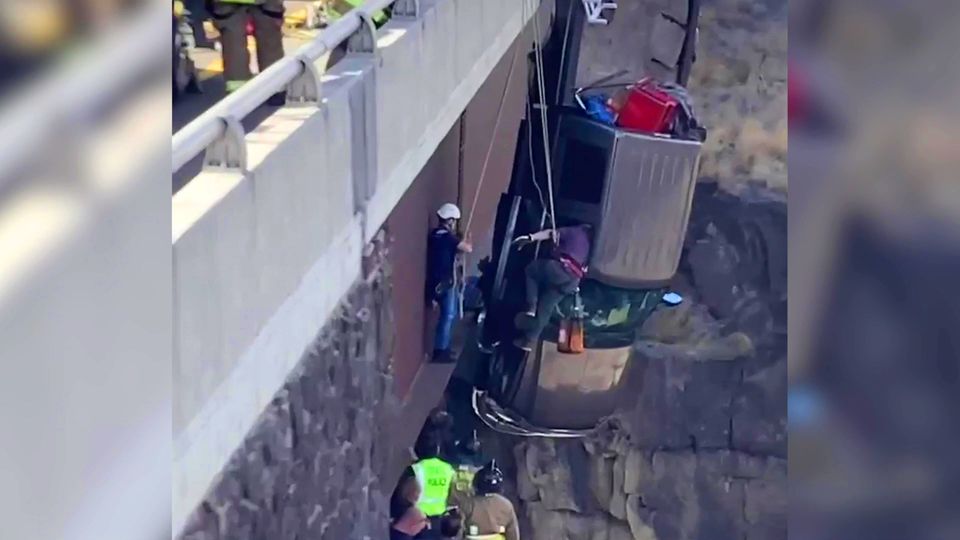 30 Meter über Schlucht: Paar und ihre Haustiere hängen in Auto von Brücke 30 Meter über Schlucht: Paar und ihre Haustiere hängen in Auto von Brücke