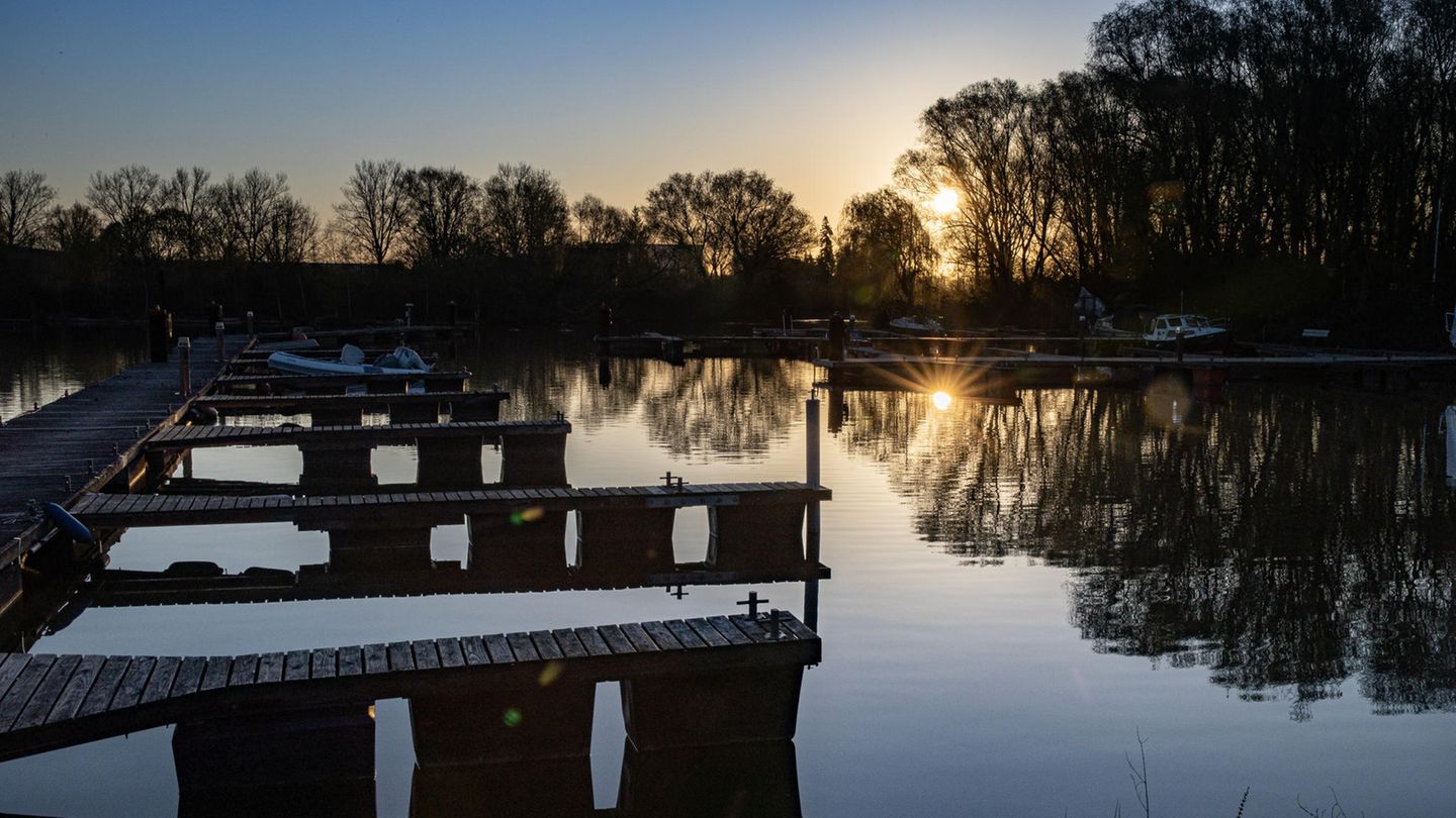 Im Wasserpark Dove Elbe kann man sich im Sommer Kanus oder Kajaks leihen und die Natur vom Wasser aus genießen.
