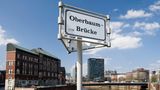 Über die Oberbaumbrücke geht es am Wasser entlang zunächst in Richtung Hammerbrookschleuse und zum Elbpark Entenwerder.
