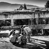 "Bevor ich anfange, Bilder zu machen, versuche ich zuerst, die Menschen vor Ort besser kennenzulernen. Und ich versuche, ihnen eine Gelegenheit zu geben, auch mich kennenzulernen. Sie sollen sich einen Eindruck von mir machen: Was ist das für ein Typ? Kann ich den leiden? Zwischen mir mit meiner gesicherten Existenz in Deutschland und den Menschen auf diesen Bildern herrscht ja ein krasses Ungleichgewicht. Das lässt sich nicht aufheben. Aber ich gebe mir Mühe, es ein Stück weit zu überbrücken, indem ich den Menschen mit Respekt begegne.  Dieses ist eines der ersten Bilder, die ich auf meiner Recherche in Bosnien im Februar 2020 gemacht habe. Ich war schon drei oder vier Tage vor Ort, als es entstand. Die Männer auf dem Bild kommen aus Afghanistan. Ich war dieser Gruppe schon einige Male begegnet in den Tagen zuvor. Dann sah ich, dass sie sich auf dem Dach der verfallenen Metall-Fabrik in der bosnischen Provinzhauptstadt Bihac versammelt hatten. Viele Flüchtlinge, die in den offiziellen Lagern in der Umgebung keinen Platz gefunden hatten, hatten wie sie dort Unterschlupf gesucht.  Ich habe das Foto gemacht, weil es drei Dinge vermittelt: Es zeigt diese fünf Männer beim Kochen im Freien, auf einem Feuer aus trockenen Zweigen. Es zeigt den Ort, an dem sie leben, diese heruntergekommene Industrieruine. Und im Hintergrund sieht man den Gebirgszug, entlang dessen die Grenze zwischen Kroatien und Bosnien verläuft. Dahinter liegt das Ziel, das alle hier zu erreichen versuchen: Die Europäische Union."