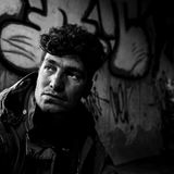 ""Wenn ich gewusst hätte, was mich hier erwartet, wäre ich nie von zu Hause aufgebrochen," sagte mir Subahn Ullah Cheif aus Pakistan. Ich traf den 24-Jährigen im Rohbau eines Altenheims in Bihac, das Flüchtlinge besetzt haben. Als er seine Heimat verließ, hatte er dem Vesprechen der Schleuser geglaubt, sie könnten ihn in ein paar Wochen nach Europa bringen. Heute warnt er von Bosnien aus die Menschen zu Hause in Pakistan davor, denselben Fehler zu machen wie er: "Kommt nicht her. Ihr wisst nicht, was euch erwartet", sagt er ihnen.  Von allen, mit denen ich sprach, war er der Hoffnungsloseste. Das Bild ist für mich das Gegenstück zu den beiden tanzenden Cousins auf einem der vorhergehenden Bilder. Ein Zeungis der Verzweiflung.