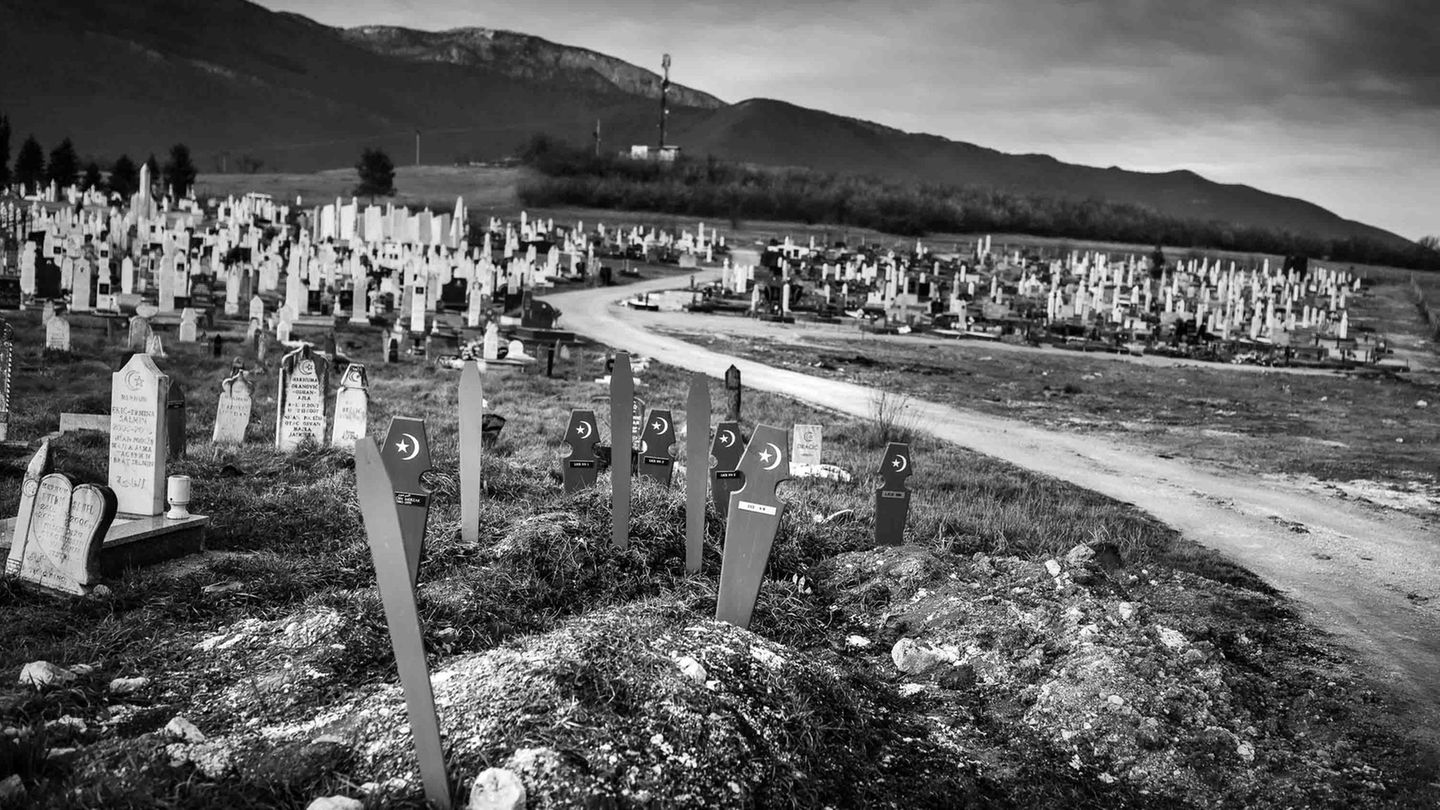 "Das sind die Flüchtlingsgräber am Rand des Friedhofs von Bihac. Manche der Menschen, die hier begraben liegen, sind in den Wäldern entlang der Grenze erfroren. Andere wurden tot aus dem Grenzfluss geborgen. Sie alle waren mit viel Hoffnung von zu Hause aufgebrochen. Doch das verfluchten Ende ihrer Reise wurde ein namenloses Grab zehn Kilometer vor der EU-Grenze.  Dieser Anblick macht für mich alle juristischen Feinheiten des Asylrechts, alle Unterscheidungen zwischen Wirtschaftsflüchtlingen und politisch Verfolgten nebensächlich. So ein Ende hat kein Mensch verdient. Der Tod der Menschen, die hier liegen, war vermeidbar. Ich stand vor diesem Ort und dachte: Das müsste doch nicht sein.  Mitte März 2021 machte eine neue Schreckensmeldung aus der Gegend die Runde in den sozialen Medien. Beim Versuch, die Grenze zu überqueren, war eine Gruppe Männer aus Bangladesch in ein Minenfeld geraten. Einer starb, vier wurden schwer verletzt. Kroatische Helfer haben sie geborgen. Es gibt viele Wege, auf den letzten Metern vor der EU-Grenze zu Tode zu kommen."