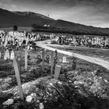 "Das sind die Flüchtlingsgräber am Rand des Friedhofs von Bihac. Manche der Menschen, die hier begraben liegen, sind in den Wäldern entlang der Grenze erfroren. Andere wurden tot aus dem Grenzfluss geborgen. Sie alle waren mit viel Hoffnung von zu Hause aufgebrochen. Doch das verfluchten Ende ihrer Reise wurde ein namenloses Grab zehn Kilometer vor der EU-Grenze.  Dieser Anblick macht für mich alle juristischen Feinheiten des Asylrechts, alle Unterscheidungen zwischen Wirtschaftsflüchtlingen und politisch Verfolgten nebensächlich. So ein Ende hat kein Mensch verdient. Der Tod der Menschen, die hier liegen, war vermeidbar. Ich stand vor diesem Ort und dachte: Das müsste doch nicht sein.  Mitte März 2021 machte eine neue Schreckensmeldung aus der Gegend die Runde in den sozialen Medien. Beim Versuch, die Grenze zu überqueren, war eine Gruppe Männer aus Bangladesch in ein Minenfeld geraten. Einer starb, vier wurden schwer verletzt. Kroatische Helfer haben sie geborgen. Es gibt viele Wege, auf den letzten Metern vor der EU-Grenze zu Tode zu kommen."