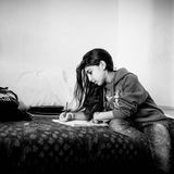 ""Ich dachte, ich würde sterben", sagte mir die zehnjährige Maha Rajabi aus dem Iran, als sie erzählte, was die kroatischen Beamten mit ihr und ihrer Familie getan hatten. Nachdem sie zusammen mit ihren Eltern und ihrem Bruder von Bosnien aus die grüne Grenze überquert hatte, hatten kroatische Polizisten die Familie aufgegriffen und in einem Transporter zurück Richtung Grenze gefahren. Dort zerrten sie die vier aus dem Auto und richteten ihre Waffen auf Mahas Vater. Eine Hinrichtung zum Schein.  Ich traf Maha und ihre Familie im "Hotel Sedra", einer ehemaligen Touristenunterkunft zehn Kilometer außerhalb von Bihac, die zur Flüchtlingsherberge umfunktioniert worden ist. Sie saß auf dem Bett und machte Hausaufgaben. Maha spricht fließend Englisch, mit amerikanischem Akzent. Das hat sie von US-Helfern in einem Flüchtlingslager in der bosnischen Hauptstadt Sarajewo gelernt. Dort lebte sie ein Jahr, bevor ich sie im Februar 2020 traf. So lang ist die Familie schon unterwegs. Zuletzt war ich vor zwei Monaten mit ihrem Vater über Facebook in Kontakt, da hing die Familie weiter in Bosnien fest. Er klang niedergeschlagen. Er weiß, dass der illegale Weg über die grüne Grenze für eine Familie kaum zu schaffen ist. Trotzdem gibt es für sie kein Zurück. Die Rajabis sind vor einer Familienfehde in ihrer Heimat geflohen, um ihre Kinder zu schützen. Mahas Mutter sagte mir: "Was wir hier erleben ist entsetzlich. Aber wir sind so frei wie nie zuvor."  Ich weiß, es gibt Millionen Geschichten, die Mahas gleichen. Trotzdem ist mir die Begegnung mit ihr besonders nahe gegangen. Ich saß vor ihr und dachte: Was für eine Ungerechtigkeit! Warum lebt dieses Kind nicht in einem Land, in dem es seine Talente richtig entfalten kann?"