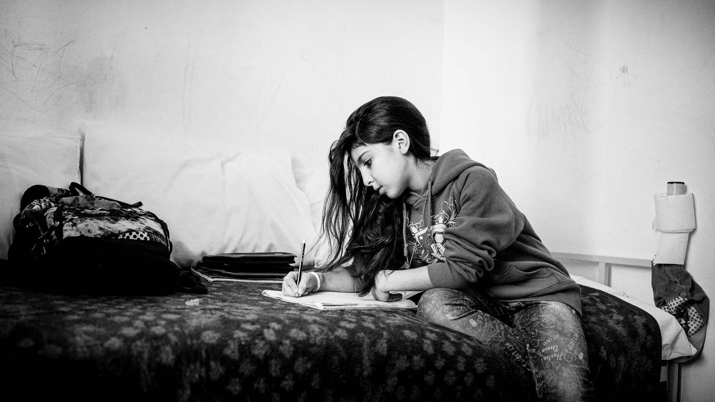 ""Ich dachte, ich würde sterben", sagte mir die zehnjährige Maha Rajabi aus dem Iran, als sie erzählte, was die kroatischen Beamten mit ihr und ihrer Familie getan hatten. Nachdem sie zusammen mit ihren Eltern und ihrem Bruder von Bosnien aus die grüne Grenze überquert hatte, hatten kroatische Polizisten die Familie aufgegriffen und in einem Transporter zurück Richtung Grenze gefahren. Dort zerrten sie die vier aus dem Auto und richteten ihre Waffen auf Mahas Vater. Eine Hinrichtung zum Schein.  Ich traf Maha und ihre Familie im "Hotel Sedra", einer ehemaligen Touristenunterkunft zehn Kilometer außerhalb von Bihac, die zur Flüchtlingsherberge umfunktioniert worden ist. Sie saß auf dem Bett und machte Hausaufgaben. Maha spricht fließend Englisch, mit amerikanischem Akzent. Das hat sie von US-Helfern in einem Flüchtlingslager in der bosnischen Hauptstadt Sarajewo gelernt. Dort lebte sie ein Jahr, bevor ich sie im Februar 2020 traf. So lang ist die Familie schon unterwegs. Zuletzt war ich vor zwei Monaten mit ihrem Vater über Facebook in Kontakt, da hing die Familie weiter in Bosnien fest. Er klang niedergeschlagen. Er weiß, dass der illegale Weg über die grüne Grenze für eine Familie kaum zu schaffen ist. Trotzdem gibt es für sie kein Zurück. Die Rajabis sind vor einer Familienfehde in ihrer Heimat geflohen, um ihre Kinder zu schützen. Mahas Mutter sagte mir: "Was wir hier erleben ist entsetzlich. Aber wir sind so frei wie nie zuvor."  Ich weiß, es gibt Millionen Geschichten, die Mahas gleichen. Trotzdem ist mir die Begegnung mit ihr besonders nahe gegangen. Ich saß vor ihr und dachte: Was für eine Ungerechtigkeit! Warum lebt dieses Kind nicht in einem Land, in dem es seine Talente richtig entfalten kann?"