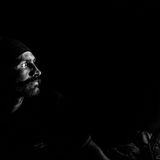 "Fünf Mal hatte der Pakistaner Subtain Shah schon versucht, die bosnisch-kroatische Grenze zu überqueren. Jedesmal war er von kroatischen Beamten zurückgeschickt worden. Dieses Bild entstand kurz vor seinem sechsten Anlauf. Durch den Vorhang am Fenster eines verlassenen Bauernhofs wenige Hundert Meter vor der Grenze blickt er ins Dämmerlicht des frühen Abends, Richtung EU. Sein Gesichtsausdruck zwischen Furcht und Entschlossenheit gibt die Stimmung des Augenblicks gut wider.  Häufig gibt es auf einer Recherche Bilder, die ich gern machen würde, die dann aber doch unmöglich sind. Hier war es die Grenze selbst. Eigentlich hatte ich vor, Flüchtende bis direkt dorthin zu begleiten und beim Übertritt in die EU zu fotografieren. Doch weil fast alle den gefährlichen Marsch über die Grenze nur bei Nacht unternehmen, ging das nicht.  Flüchtende wie Subtain Shah, die schon Erfahrung aus früheren, gescheiterten Versuchen haben, unternehmen neue Anläufe meist auf eigene Faust, ohne Hilfe von Schleusern. Anschließend versuchen sie, sich zu Fuß bis nach Italien durchzuschlagen."