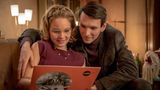 Zumindest bei Joachim (Sabin Tambrea) und Monika (Sonja Gerhardt) scheint alles in Ordnung zu sein: Das Paar erwartet ein gemeinsames Kind - das Monika jedoch verlieren wird. Joachim stürzt das in eine tiefe Krise.