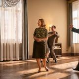 Weil ihre Mutter von einem Auto erfasst wurde und nicht einsatzfähig ist, muss Monika die Leitung der Tanzschule übernehmen. Maria stellt sogar - nicht ganz uneigennützig - einen knackigen Lehrer für lateinamerikanische Tänze ein. Als Mama Schöllack davon Wind bekommt, gibt's ein Donnerwetter: "Ihr macht aus Galant eine Bummsbude!" Doch der rasante Wandel der Zeit ist nicht aufzuhalten.