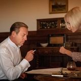 Traurig auch die Ehe von Jürgen Fassbender (Heino Ferch)und Eva (Emilia Schüle). In "Ku'damm 59" hatte der Professor seine Frau ins Koma geprügelt, mit den Tonbändern der Tat erpresst ihn diese und führt mit seinem Geld nun ein unabhängiges Leben.