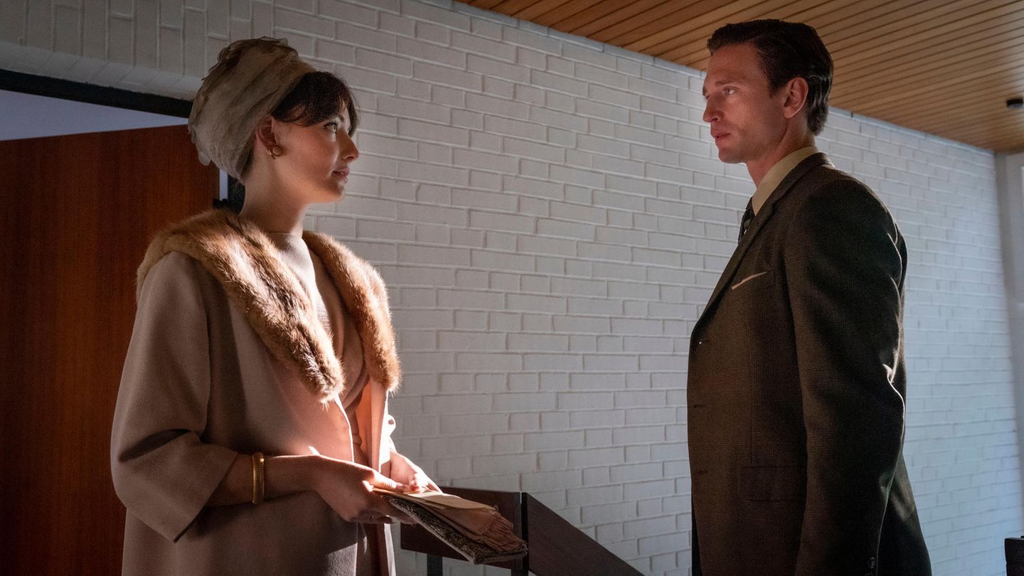 ZDF-Serie: Wenig Neues gibt es bei Helga (Maria Ehrich) und Wolfgang von Boost (August Wittgenstein). Das Paar lebt lieblos nebeneinander her. Helga hat sich mit der Homosexualität ihres Mannes abgefunden. Doch in "Ku'damm 63" genügt ihr das nicht mehr - sie fängt an, ihr eigenes Leben zu leben und sich zu nehmen, was sie braucht. Wenig Neues gibt es bei Helga (Maria Ehrich) und Wolfgang von Boost (August Wittgenstein). Das Paar lebt lieblos nebeneinander her. Helga hat sich mit der Homosexualität ihres Mannes abgefunden. Doch in "Ku'damm 63" genügt ihr das nicht mehr - sie fängt an, ihr eigenes Leben zu leben und sich zu nehmen, was sie braucht.