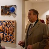 Mit den Zuwendungen finanziert Eva unter anderem ihre eigene Galerie, in der sie mit moderner Kunst handelt. Entgegen ihrem ausdrücklichen Wunsch kreuzt auch Fassbender dort auf - der Mediziner will die Trennung nicht akzeptieren. Und Schwiegermutter Caterina Schöllack (Claudia Michelsen) bietet sich als willige Helferin an: "Kleiner Streit? Kann ich vielleicht vermitteln?", fragt sie. Denn für die konservative Frau ist eine in Trennung lebende Tochter eine Schande.