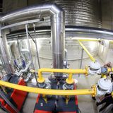 Im Ökokraftwerk: Die an der Außenfassade des Energiebunkers angebrachten Photovoltaik-Anlagen erzeugen Strom und versorgen die umliegenden Wohnquartiere mit Wärme.