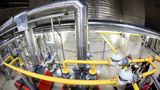 Im Ökokraftwerk: Die an der Außenfassade des Energiebunkers angebrachten Photovoltaik-Anlagen erzeugen Strom und versorgen die umliegenden Wohnquartiere mit Wärme.