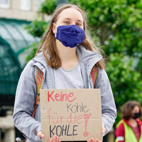 FFF-Klimaaktivistin Annika Kruse (l.) - Globaler Klimastreik in Berlin (r.)