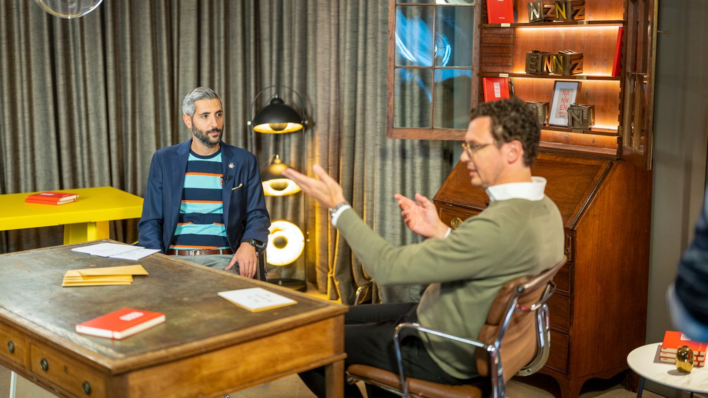 Journalist und Moderator Michel Abdollahi (l.) und stern-Chefredakteur Florian Gless am Schreibtisch von stern-Gründer Henri Nannen bei der digitalen Verleihung der Nannen Preise im vergangenen Jahr.