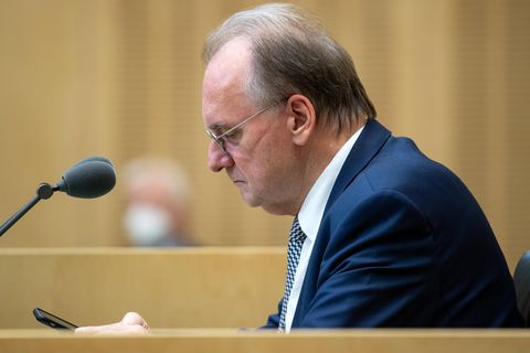 Reiner Haseloff tippt auf dem Handy