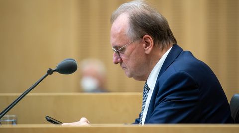 Reiner Haseloff tippt auf dem Handy