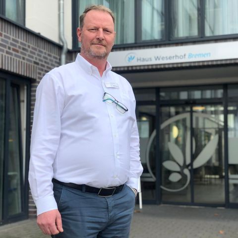 „Es ist ein Albtraum, und das Schlimme ist, er nimmt kein Ende.“ Thomas Gerbert-Jansen leitet das Pflegeheim Haus Weserhof in Bremen. Um Weihnachten gab es einen großen Corona-Ausbruch im Heim. Nun blickt Gerbert-Jansen mit Sorgen auf Ostern.