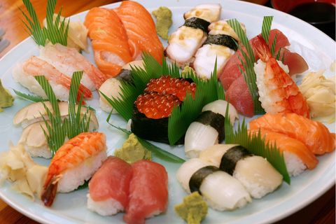 Ein Teller mit Sushi