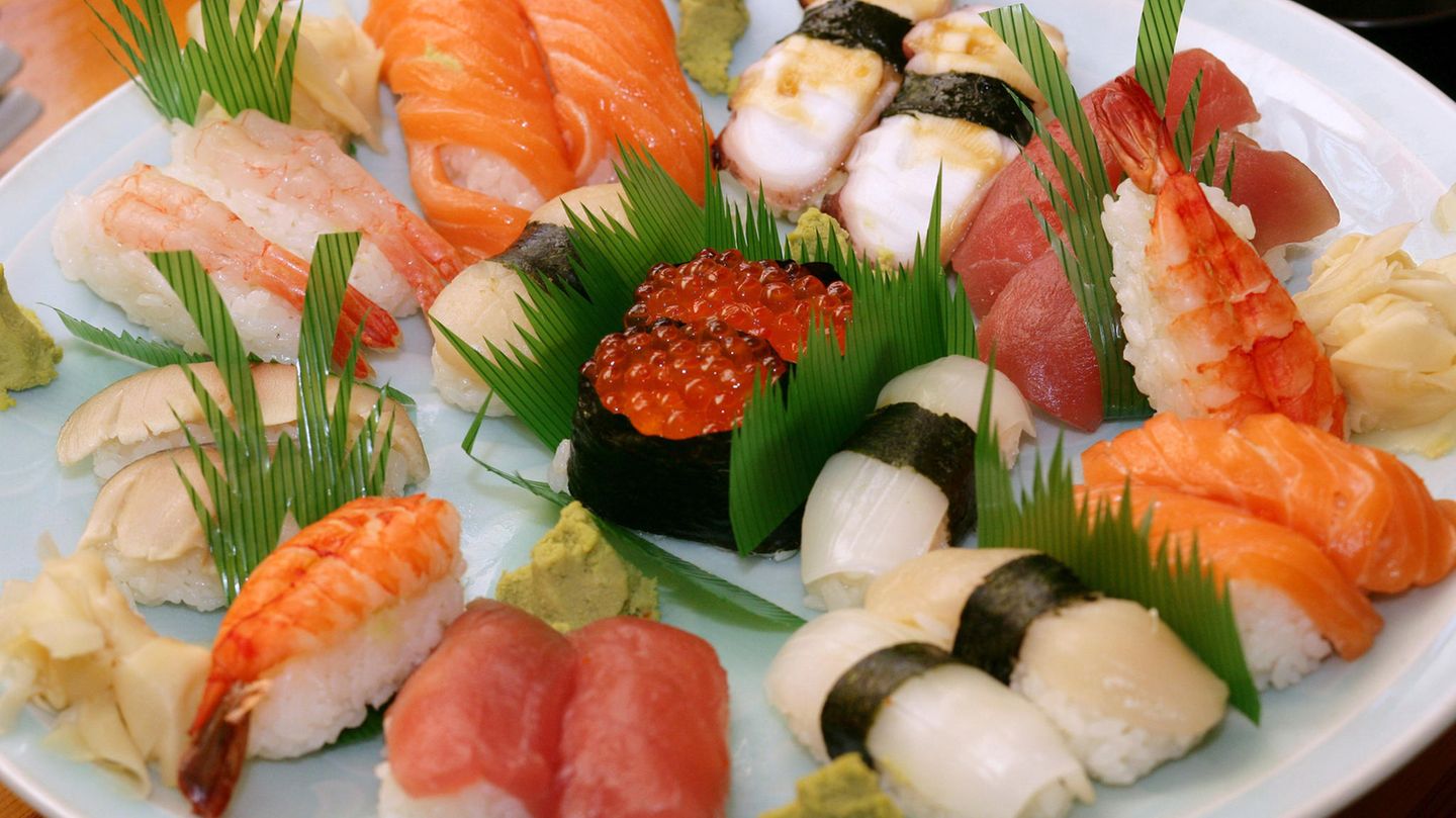 Ein Teller mit Sushi