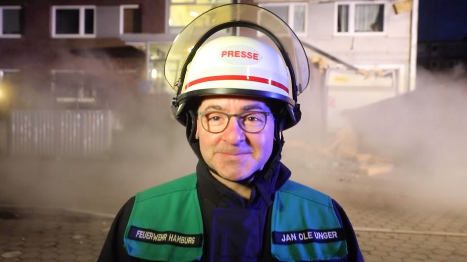 Jan Ole Unger, Sprecher der Feuerwehr Hamburg, kommentiert einen Fassadeneinsturz hanseatisch trocken.