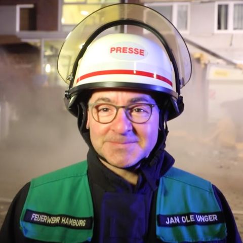 Jan Ole Unger, Sprecher der Feuerwehr Hamburg, kommentiert einen Fassadeneinsturz hanseatisch trocken.