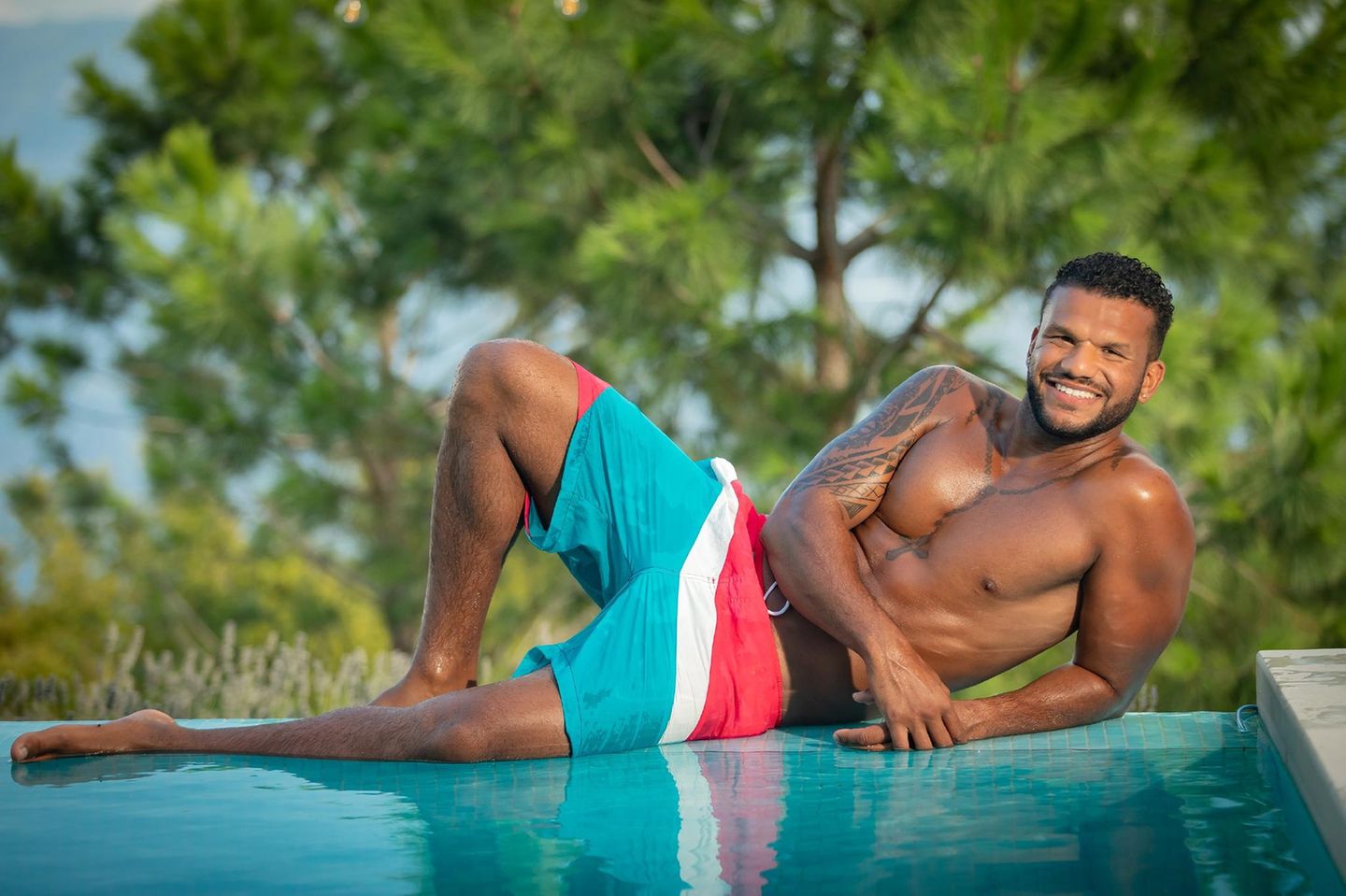 André, 33, aus Augsburg  Gut gebrüllt: "Ich bin ein Löwe, ich möchte jagen!", sagt André. Bei "Temptation Island" macht er mit, "weil ich mich selbst als Womanizer betiteln würde und es mit mir nie langweilig wird." Weit ist er damit allerdings noch nicht gekommen. Er nahm zuvor bereits an "Love Island", "Newtopia", dem "Supertalent", "DSDS", und der Schweizer Ausgabe der "Bachelorette" teil - ohne bleibenden Eindruck hinterlassen zu haben.