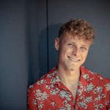 Julius, 21, aus München  Er gilt als der Sonnyboy im Kandidatenfeld: "Die eine oder andere Frau wird durch meine lustige und offene Art ihren Freund bestimmt vergessen", glaubt Julius. Der schonmal vorab seine Schulter zum Ausheulen anbietet.