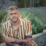 Dennis, 29, aus Essen  Der Barkeeper ist durch seinen Beruf im Flirten trainiert. "Augenkontakt, ein lockerer Spruch, die Frauen zum Lachen bringen und von dem Punkt an muss man schauen wohin sich das entwickelt", beschreibt der Pottbewohner seine Vorgehensweise. Ob er damit landen wird?