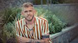 Dennis, 29, aus Essen  Der Barkeeper ist durch seinen Beruf im Flirten trainiert. "Augenkontakt, ein lockerer Spruch, die Frauen zum Lachen bringen und von dem Punkt an muss man schauen wohin sich das entwickelt", beschreibt der Pottbewohner seine Vorgehensweise. Ob er damit landen wird?