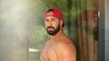 Momo, 29, aus Göttingen  Muskelmann Momo sieht "Temptation Island" als eine Art Trainingslager: "Als Single will ich diese Erfahrung sammeln", begründet er seine Teilnahme. Er will die Frauen mit seiner "humorvollen und lockeren Art" um den Finger wickeln.