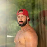 Momo, 29, aus Göttingen  Muskelmann Momo sieht "Temptation Island" als eine Art Trainingslager: "Als Single will ich diese Erfahrung sammeln", begründet er seine Teilnahme. Er will die Frauen mit seiner "humorvollen und lockeren Art" um den Finger wickeln.