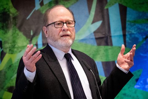 Der Literaturwissenschaftler Jan Philipp Reemtsma spricht bei der Eröffnung der Jahreskonferenz des Vereins Netzwerk Recherche.
