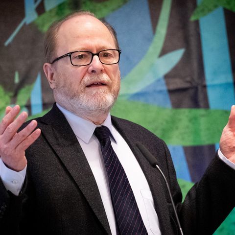 Der Literaturwissenschaftler Jan Philipp Reemtsma spricht bei der Eröffnung der Jahreskonferenz des Vereins Netzwerk Recherche.