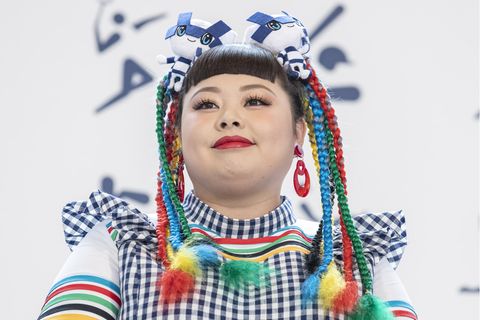 Die Künstlerin Naomi Watanabe mit bunten Zöpfen bei einem Event