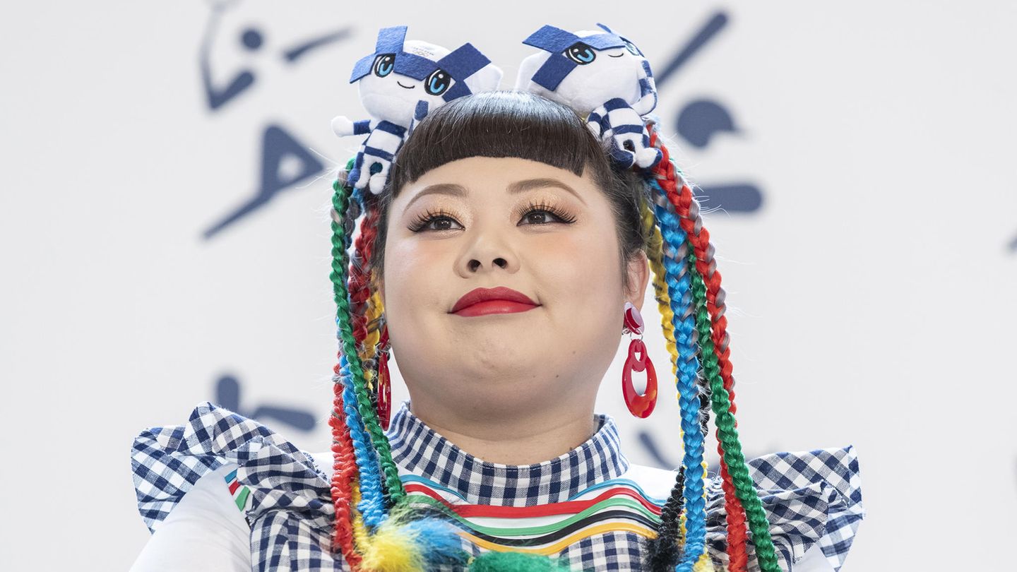 Die Künstlerin Naomi Watanabe mit bunten Zöpfen bei einem Event