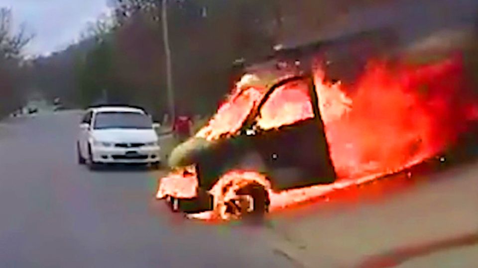 Horror-Unfall: "Passen Sie auf!": Truck steht in Flammen und rast auf Straße hinab – Polizei reagiert blitzschnell
