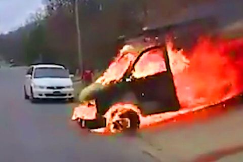 Horror-Unfall: "Passen Sie auf!": Truck steht in Flammen und rast auf Straße hinab – Polizei reagiert blitzschnell