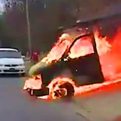 Horror-Unfall: "Passen Sie auf!": Truck steht in Flammen und rast auf Straße hinab – Polizei reagiert blitzschnell