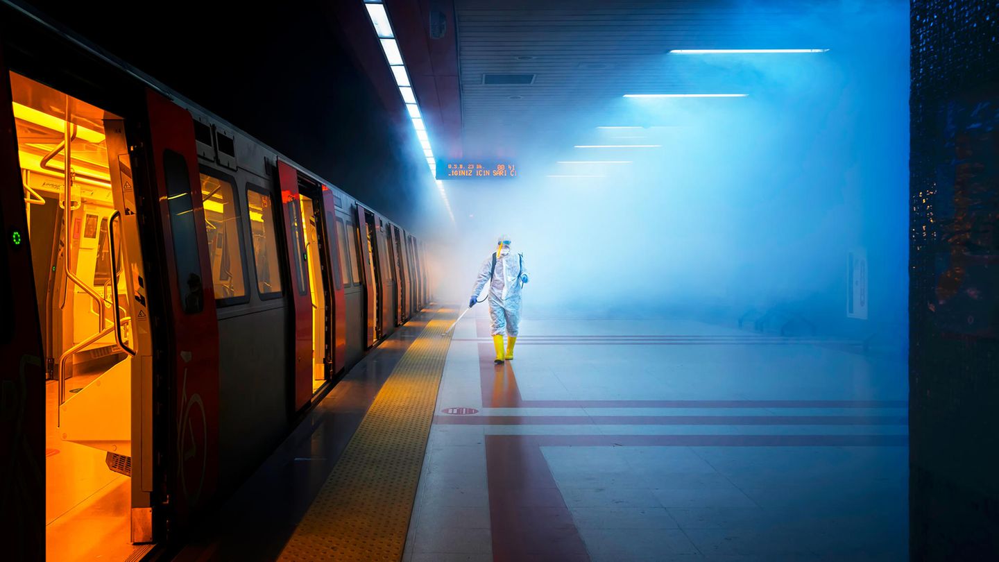 Kategorie: Street Photography  Die Aufnahme von F. Dilek Uyar aus der Türkei zeigt einen Mitarbeiter der Gesundheitsabteilung in Ankara, der in einem U-Bahnhof den Bahnsteig mit Desinfektionsmittel besprüht.