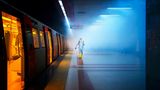 Kategorie: Street Photography  Die Aufnahme von F. Dilek Uyar aus der Türkei zeigt einen Mitarbeiter der Gesundheitsabteilung in Ankara, der in einem U-Bahnhof den Bahnsteig mit Desinfektionsmittel besprüht.