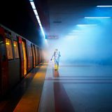 Kategorie: Street Photography  Die Aufnahme von F. Dilek Uyar aus der Türkei zeigt einen Mitarbeiter der Gesundheitsabteilung in Ankara, der in einem U-Bahnhof den Bahnsteig mit Desinfektionsmittel besprüht.