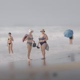 Kategorie: Lifestyle  Beim Strandspaziergang in Alicante hat Mariano Belmar Torrecilla aus Spanien diese Damen abgelichtet - eines von den Siegerfotos bei den Sony World Photography Awards 2021.