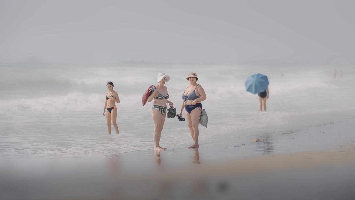 Kategorie: Lifestyle  Beim Strandspaziergang in Alicante hat Mariano Belmar Torrecilla aus Spanien diese Damen abgelichtet - eines von den Siegerfotos bei den Sony World Photography Awards 2021.