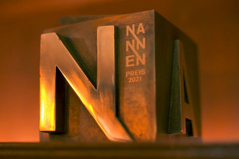 Eine solche Bronze-Trophäe bekommen die Preisträger der fünf Kategorien des Nannen Preises bei der Preisverleihung am 1. Juni 2021 überreicht.