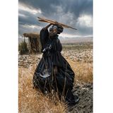 Kategorie: Creative  Tamary Kudita aus Simbabwe hat diese Frau in viktoriansicher Kleidung mit traditionellen Shona-Kochutensilien fotografiert.
